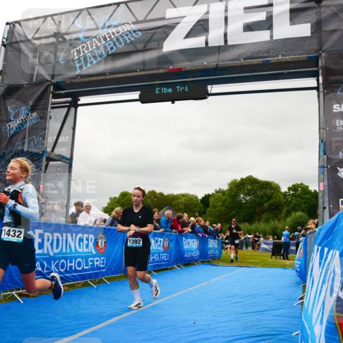 30.08.2026 - Elbe Triathlon Hamburg LAZAROV Photography http://msf.ph/oto/10086092 30.08.2026 11:56:26 Ziel 1174, 1392, 1432 meine-sportfotos.de