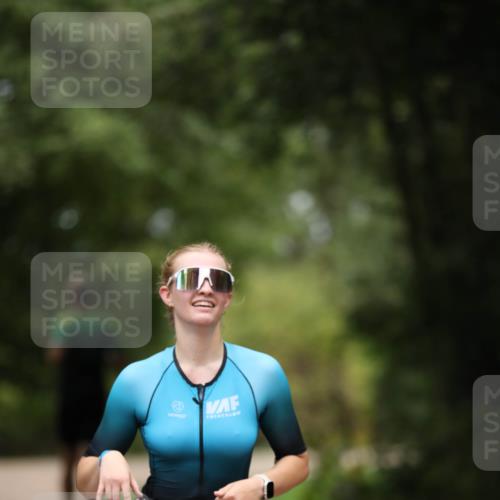 30.08.2026 - Elbe Triathlon Hamburg Antke Förster http://msf.ph/oto/10095931 30.08.2026 10:08:49 Laufen 051 meine-sportfotos.de