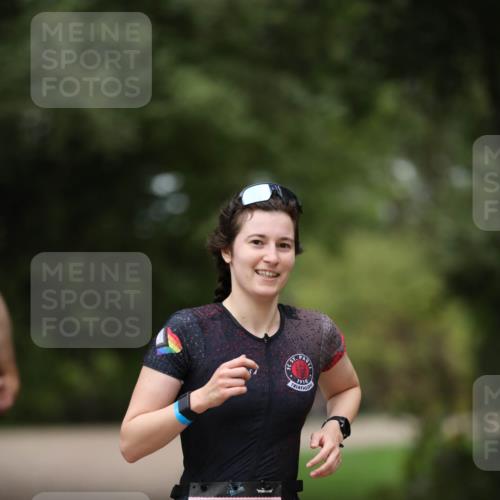 30.08.2026 - Elbe Triathlon Hamburg Antke Förster http://msf.ph/oto/10096241 30.08.2026 10:13:44 Laufen 335, 1910 meine-sportfotos.de