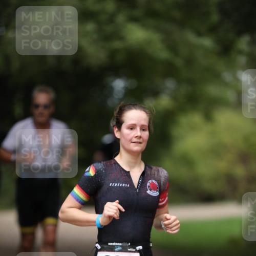 30.08.2026 - Elbe Triathlon Hamburg Antke Förster http://msf.ph/oto/10096399 30.08.2026 10:16:17 Laufen 120, 390 meine-sportfotos.de