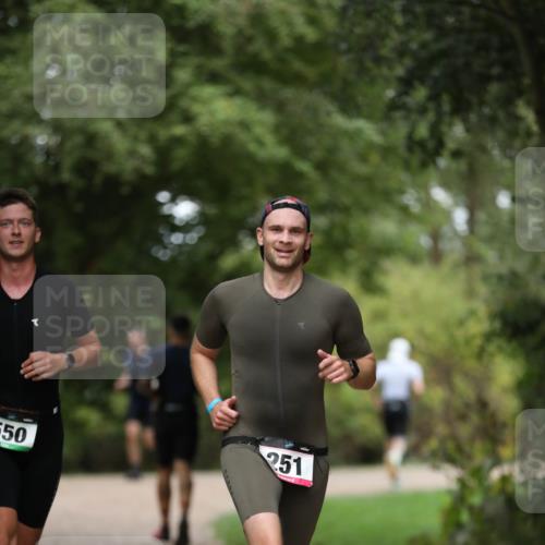 30.08.2026 - Elbe Triathlon Hamburg Antke Förster http://msf.ph/oto/10097435 30.08.2026 10:32:59 Laufen 550, 251 meine-sportfotos.de