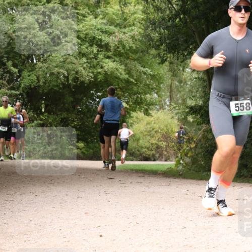 30.08.2026 - Elbe Triathlon Hamburg Antke Förster http://msf.ph/oto/10098416 30.08.2026 10:46:22 Laufen 899, 558 meine-sportfotos.de