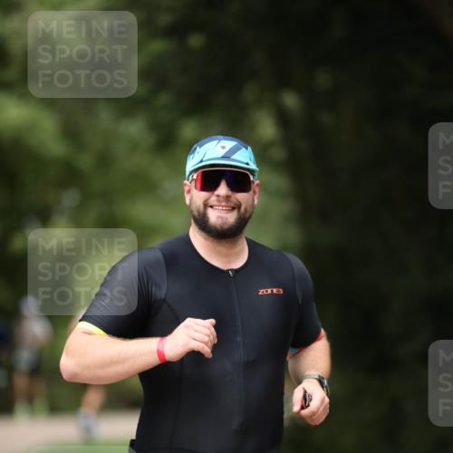 30.08.2026 - Elbe Triathlon Hamburg Antke Förster http://msf.ph/oto/10099049 30.08.2026 10:49:57 Laufen 585, 3 meine-sportfotos.de