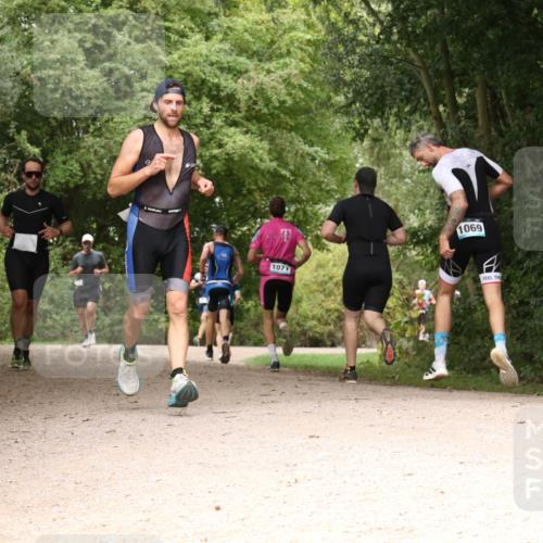 30.08.2026 - Elbe Triathlon Hamburg Antke Förster http://msf.ph/oto/10099580 30.08.2026 11:00:03 Laufen 1071, 1069 meine-sportfotos.de