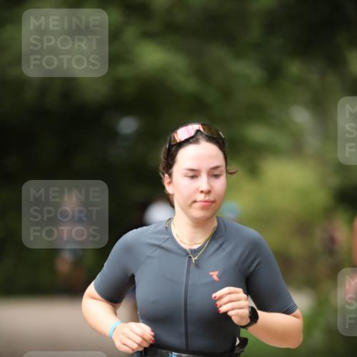 30.08.2026 - Elbe Triathlon Hamburg Antke Förster http://msf.ph/oto/10099927 30.08.2026 11:00:25 Laufen 799 meine-sportfotos.de