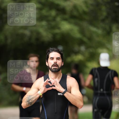 30.08.2026 - Elbe Triathlon Hamburg Antke Förster http://msf.ph/oto/10099955 30.08.2026 11:00:43 Laufen 714 meine-sportfotos.de