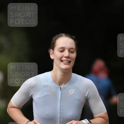 30.08.2026 - Elbe Triathlon Hamburg Antke Förster http://msf.ph/oto/10099997 30.08.2026 11:01:00 Laufen 881 meine-sportfotos.de