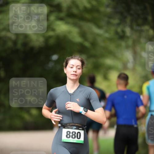 30.08.2026 - Elbe Triathlon Hamburg Antke Förster http://msf.ph/oto/10100023 30.08.2026 11:01:13 Laufen 880, 11 meine-sportfotos.de