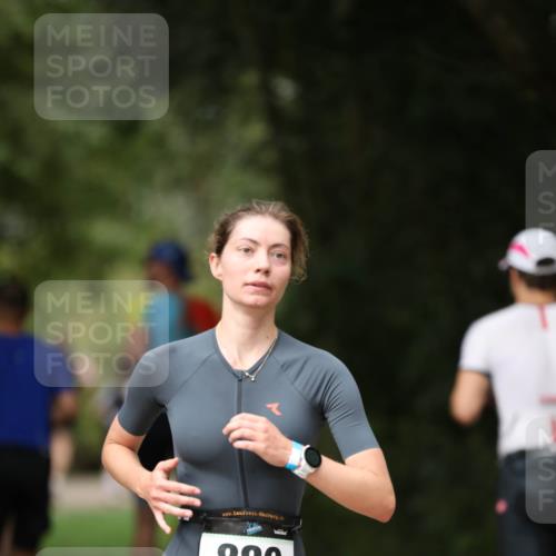 30.08.2026 - Elbe Triathlon Hamburg Antke Förster http://msf.ph/oto/10100025 30.08.2026 11:01:13 Laufen 880 meine-sportfotos.de