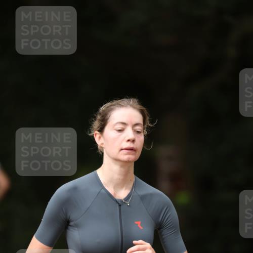30.08.2026 - Elbe Triathlon Hamburg Antke Förster http://msf.ph/oto/10100027 30.08.2026 11:01:14 Laufen 880 meine-sportfotos.de