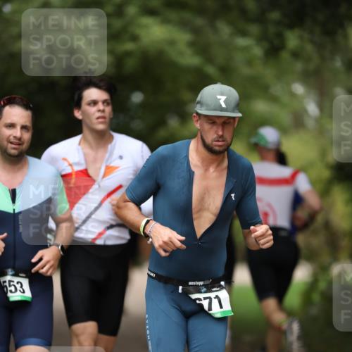 30.08.2026 - Elbe Triathlon Hamburg Antke Förster http://msf.ph/oto/10100327 30.08.2026 11:04:05 Laufen 553, 671 meine-sportfotos.de