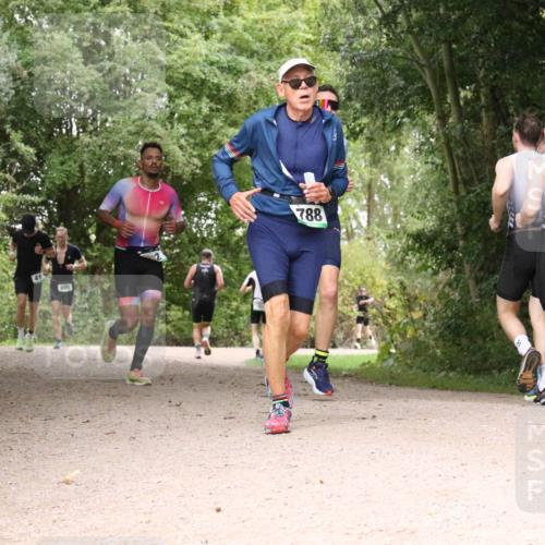 30.08.2026 - Elbe Triathlon Hamburg Antke Förster http://msf.ph/oto/10100548 30.08.2026 11:10:16 Laufen 490, 788 meine-sportfotos.de