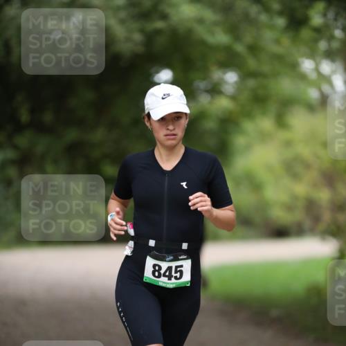 30.08.2026 - Elbe Triathlon Hamburg Antke Förster http://msf.ph/oto/10100992 30.08.2026 11:11:33 Laufen 845 meine-sportfotos.de
