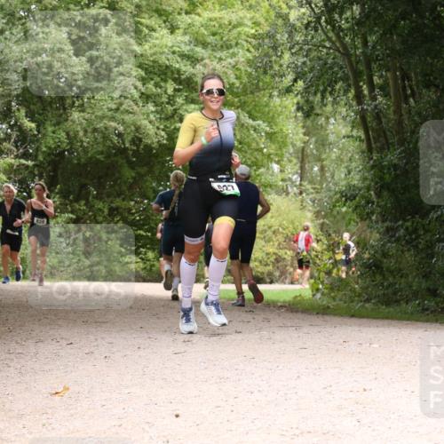 30.08.2026 - Elbe Triathlon Hamburg Antke Förster http://msf.ph/oto/10101209 30.08.2026 11:16:55 Laufen 828, 927 meine-sportfotos.de