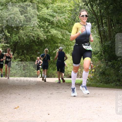 30.08.2026 - Elbe Triathlon Hamburg Antke Förster http://msf.ph/oto/10101211 30.08.2026 11:16:56 Laufen 828, 827 meine-sportfotos.de