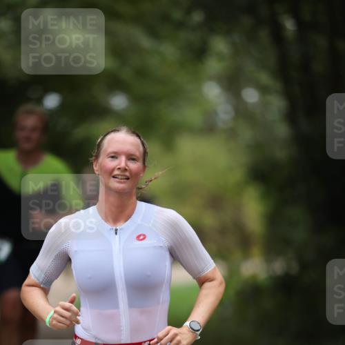 30.08.2026 - Elbe Triathlon Hamburg Antke Förster http://msf.ph/oto/10101352 30.08.2026 11:15:11 Laufen 926 meine-sportfotos.de
