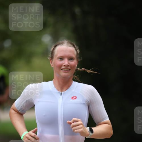 30.08.2026 - Elbe Triathlon Hamburg Antke Förster http://msf.ph/oto/10101354 30.08.2026 11:15:11 Laufen 926 meine-sportfotos.de
