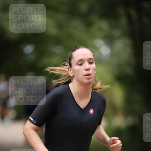 30.08.2026 - Elbe Triathlon Hamburg Antke Förster http://msf.ph/oto/10101382 30.08.2026 11:15:25 Laufen 375 meine-sportfotos.de