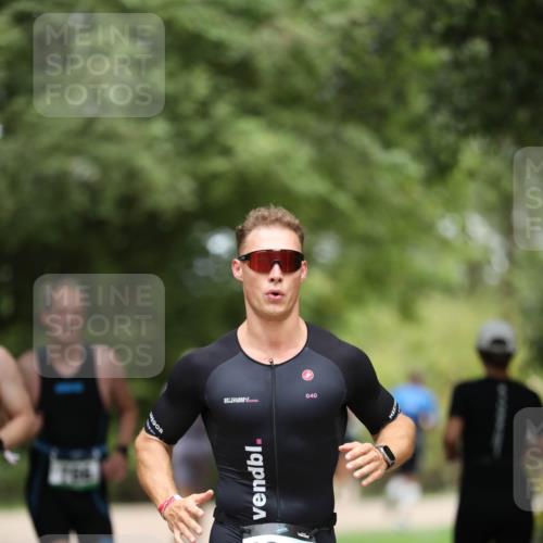 30.08.2026 - Elbe Triathlon Hamburg Antke Förster http://msf.ph/oto/10101480 30.08.2026 11:16:35 Laufen 1048, 040, 040 meine-sportfotos.de