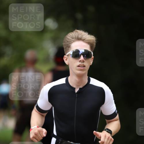 30.08.2026 - Elbe Triathlon Hamburg Antke Förster http://msf.ph/oto/10101552 30.08.2026 11:17:11 Laufen 1049 meine-sportfotos.de