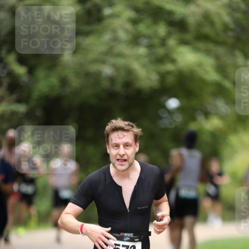 30.08.2026 - Elbe Triathlon Hamburg Antke Förster http://msf.ph/oto/10101580 30.08.2026 11:17:42 Laufen 100, 572 meine-sportfotos.de