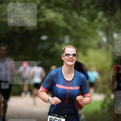 30.08.2026 - Elbe Triathlon Hamburg Antke Förster http://msf.ph/oto/10101588 30.08.2026 11:17:46 Laufen 960, 3, 3 meine-sportfotos.de