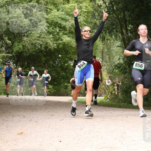 30.08.2026 - Elbe Triathlon Hamburg Antke Förster http://msf.ph/oto/10101775 30.08.2026 11:22:26 Laufen 736, 854, 856 meine-sportfotos.de