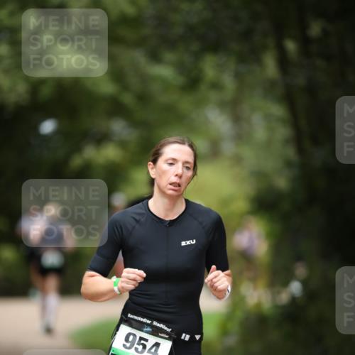 30.08.2026 - Elbe Triathlon Hamburg Antke Förster http://msf.ph/oto/10101996 30.08.2026 11:21:49 Laufen 954, 2 meine-sportfotos.de