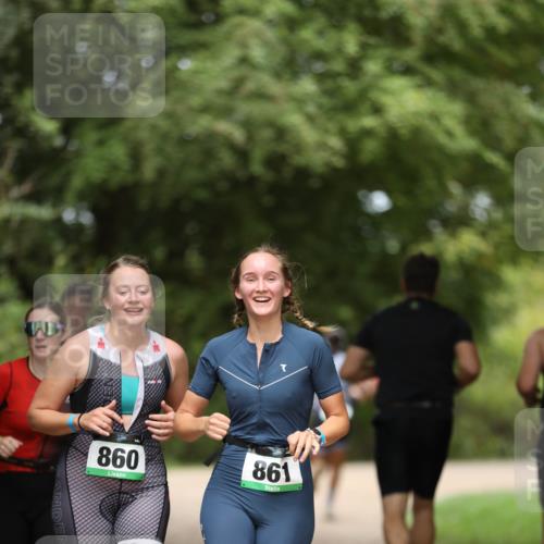 30.08.2026 - Elbe Triathlon Hamburg Antke Förster http://msf.ph/oto/10102146 30.08.2026 11:22:57 Laufen 860, 861 meine-sportfotos.de