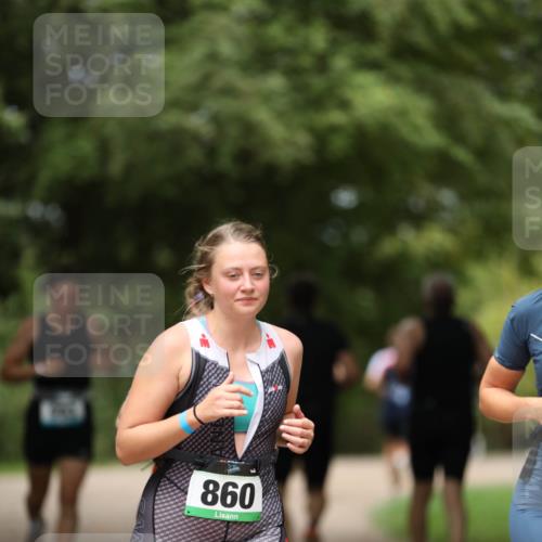 30.08.2026 - Elbe Triathlon Hamburg Antke Förster http://msf.ph/oto/10102150 30.08.2026 11:22:58 Laufen 860 meine-sportfotos.de