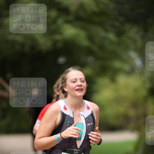 30.08.2026 - Elbe Triathlon Hamburg Antke Förster http://msf.ph/oto/10102152 30.08.2026 11:22:59 Laufen 860 meine-sportfotos.de
