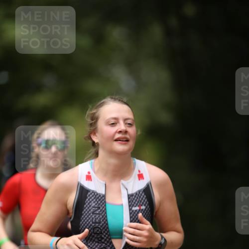 30.08.2026 - Elbe Triathlon Hamburg Antke Förster http://msf.ph/oto/10102154 30.08.2026 11:23:00 Laufen 860 meine-sportfotos.de