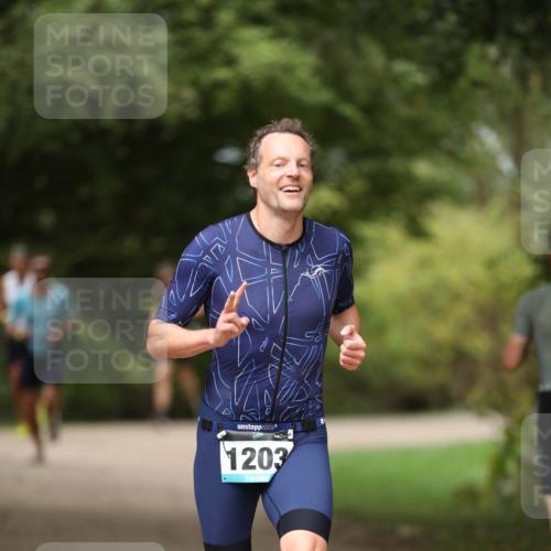 30.08.2026 - Elbe Triathlon Hamburg Antke Förster http://msf.ph/oto/10102324 30.08.2026 11:24:54 Laufen 1203 meine-sportfotos.de