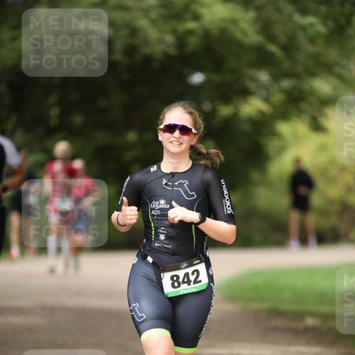 30.08.2026 - Elbe Triathlon Hamburg Antke Förster http://msf.ph/oto/10102384 30.08.2026 11:25:31 Laufen 842 meine-sportfotos.de