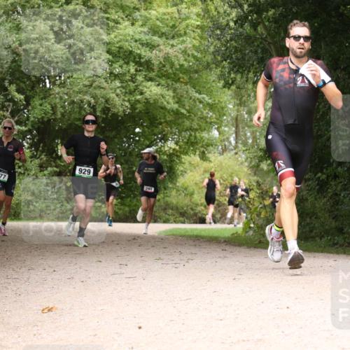 30.08.2026 - Elbe Triathlon Hamburg Antke Förster http://msf.ph/oto/10102747 30.08.2026 11:33:57 Laufen 977, 929, 294 meine-sportfotos.de