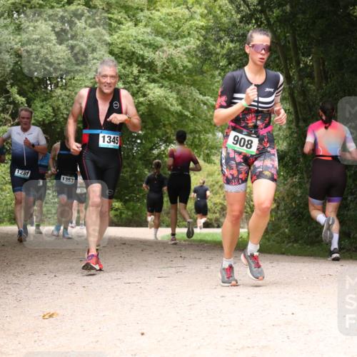 30.08.2026 - Elbe Triathlon Hamburg Antke Förster http://msf.ph/oto/10103409 30.08.2026 11:41:16 Laufen 1227, 1281, 1353, 1345, 908, 7001 meine-sportfotos.de