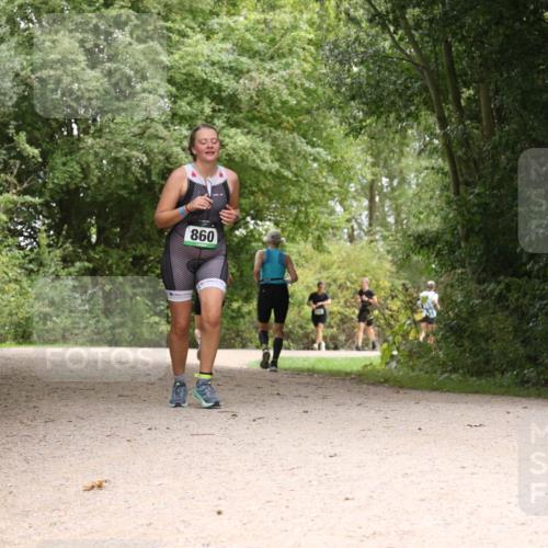 30.08.2026 - Elbe Triathlon Hamburg Antke Förster http://msf.ph/oto/10104355 30.08.2026 11:54:32 Laufen 860 meine-sportfotos.de