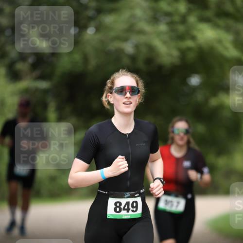 30.08.2026 - Elbe Triathlon Hamburg Antke Förster http://msf.ph/oto/10104592 30.08.2026 11:53:23 Laufen 849, 957 meine-sportfotos.de