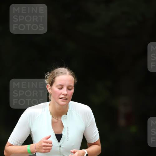30.08.2026 - Elbe Triathlon Hamburg Antke Förster http://msf.ph/oto/10104850 30.08.2026 11:57:59 Laufen 1419 meine-sportfotos.de