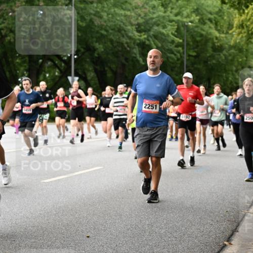 06.09.2026 - CURREX Alsterlauf Dr. Thomas Lammeyer http://msf.ph/oto/10116168 06.09.2026 09:12:26 Laufen 4121, 5459, 2251, 5192, 101, 4085, 2509 meine-sportfotos.de