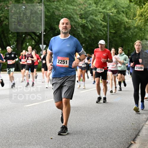 06.09.2026 - CURREX Alsterlauf Dr. Thomas Lammeyer http://msf.ph/oto/10116174 06.09.2026 09:12:26 Laufen 52762, 4461, 6011, 5459, 2251, 3801, 5192, 2509 meine-sportfotos.de