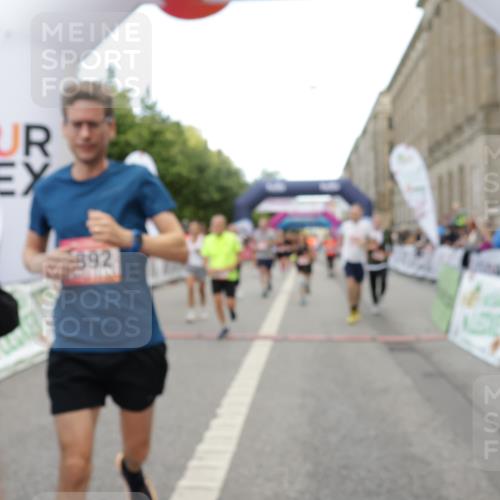 06.09.2026 - CURREX Alsterlauf Yannick Fuchs http://msf.ph/oto/10117011 06.09.2026 09:59:18 Ziel 2068, 2220, 2367, 2913, 3375, 3600, 3825, 3844, 3892, 4139, 4158, 4217, 4531, 4748, 4791, 4856, 5160, 5249, 5283, 5459, 5599, 5723, 5735, 5891, 6059, 6144, 6312, 6337, 6443 meine-sportfotos.de