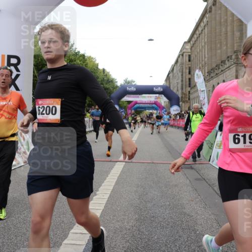 06.09.2026 - CURREX Alsterlauf Yannick Fuchs http://msf.ph/oto/10118079 06.09.2026 09:59:39 Ziel 2227, 2228, 2676, 2780, 3129, 4042, 4291, 4323, 4324, 4751, 4752, 5154, 5269, 5474, 5638, 6199, 6200, 6213, 8111 meine-sportfotos.de