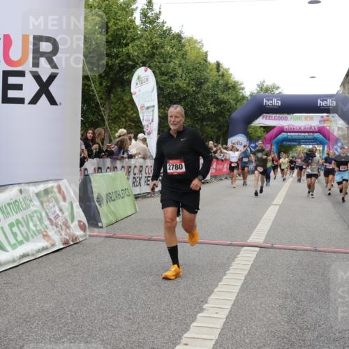 06.09.2026 - CURREX Alsterlauf Yannick Fuchs http://msf.ph/oto/10118110 06.09.2026 09:59:40 Ziel 2227, 2228, 2676, 2780, 4042, 4291, 4323, 4324, 4751, 4752, 5154, 5269, 5474, 5638, 6199, 6200, 6213, 8111 meine-sportfotos.de