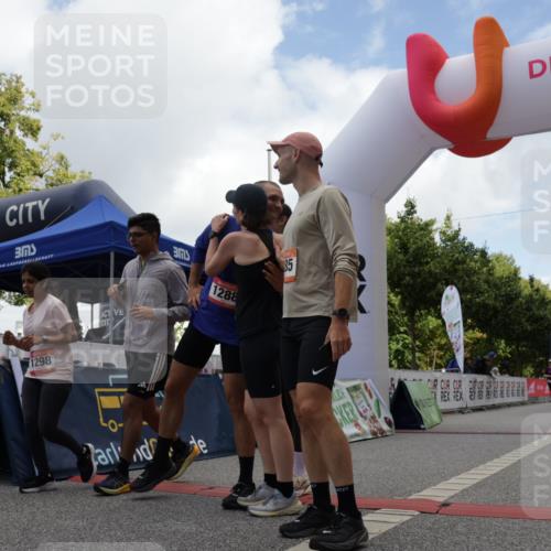 06.09.2026 - CURREX Alsterlauf Yannick Fuchs http://msf.ph/oto/10118246 06.09.2026 12:01:58 Ziel 1298, 1305, 1326, 8042 meine-sportfotos.de