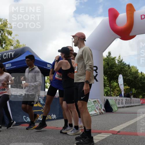 06.09.2026 - CURREX Alsterlauf Yannick Fuchs http://msf.ph/oto/10118255 06.09.2026 12:01:58 Ziel 1298, 1305, 1326, 8042 meine-sportfotos.de