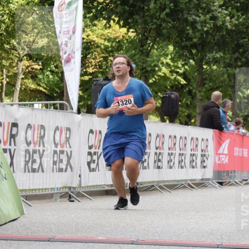 06.09.2026 - CURREX Alsterlauf Yannick Fuchs http://msf.ph/oto/10118480 06.09.2026 12:02:24 Ziel 1072, 1320, 1337 meine-sportfotos.de