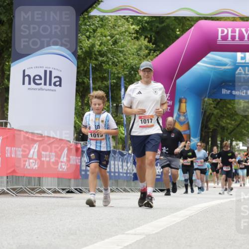 06.09.2026 - CURREX Alsterlauf Yannick Fuchs http://msf.ph/oto/10118524 06.09.2026 12:02:27 Ziel 1072, 1320, 1337 meine-sportfotos.de
