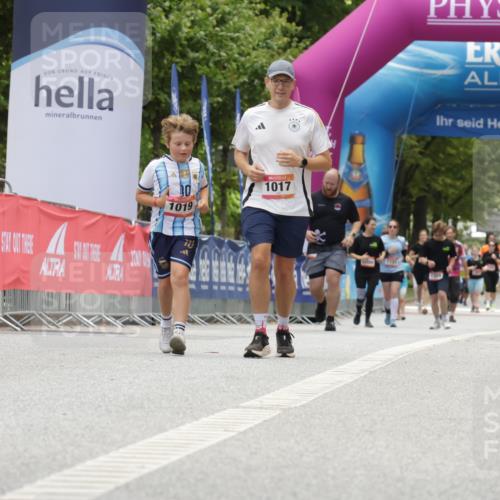 06.09.2026 - CURREX Alsterlauf Yannick Fuchs http://msf.ph/oto/10118537 06.09.2026 12:02:28 Ziel 1072, 1320, 1337 meine-sportfotos.de