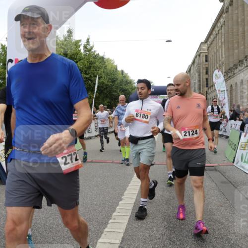 06.09.2026 - CURREX Alsterlauf Yannick Fuchs http://msf.ph/oto/10119682 06.09.2026 10:00:35 Ziel 2124, 2257, 2545, 2671, 2721, 3848, 4461, 4468, 4577, 4900, 5467, 5567, 5832, 5833, 6180, 6187, 6436, 8008, 8063, 8318 meine-sportfotos.de